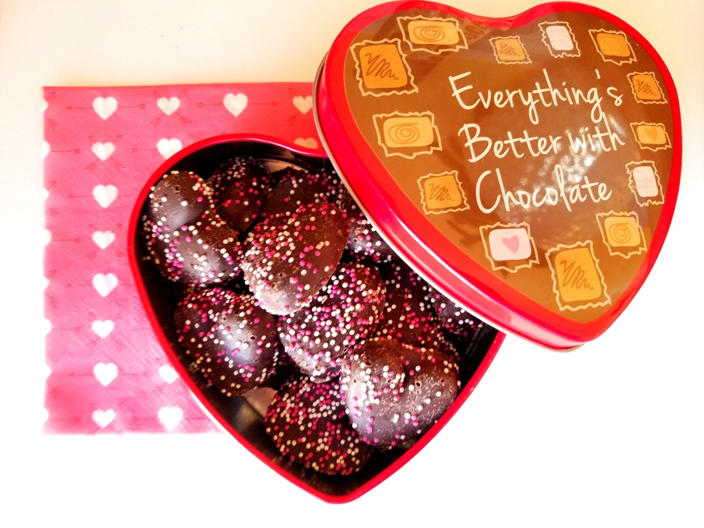 heart cookies in valentine tin